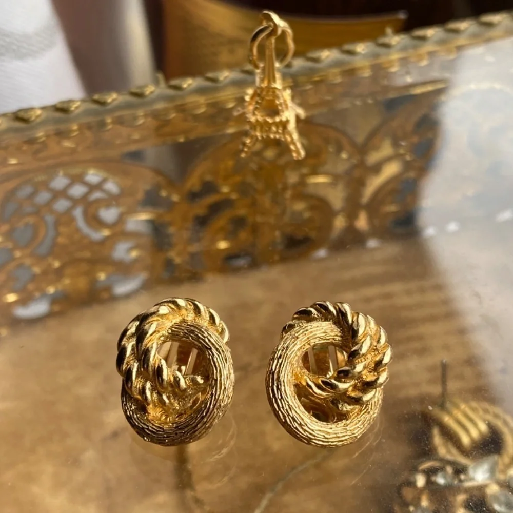 Tiny vintage gold tone authentic CHRISTIAN DIOR CLIP ON EARRINGS - Picture 5 of 8